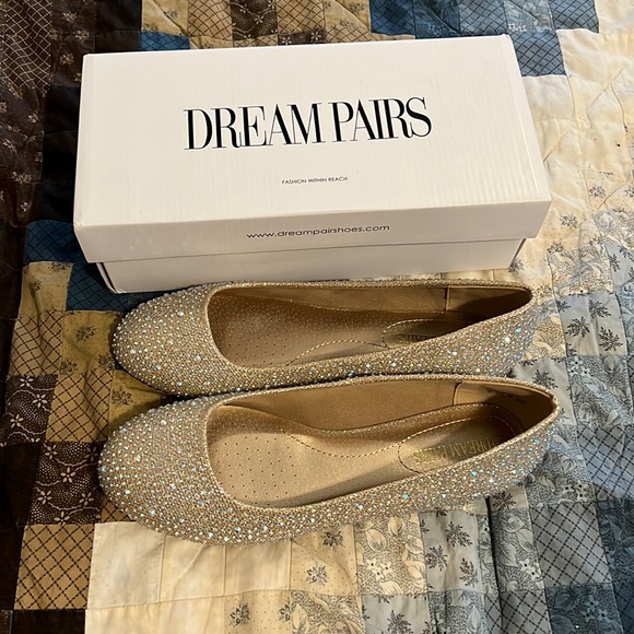 Dream Pairs Gold Glitter Flats - Picture 1 of 3